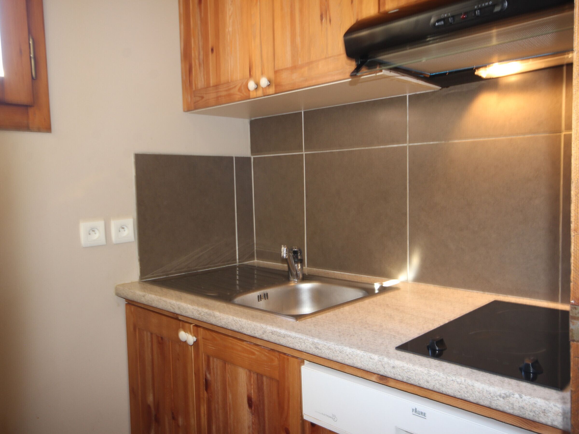 Coffee/tea maker, fridge, microwave, dishwasher