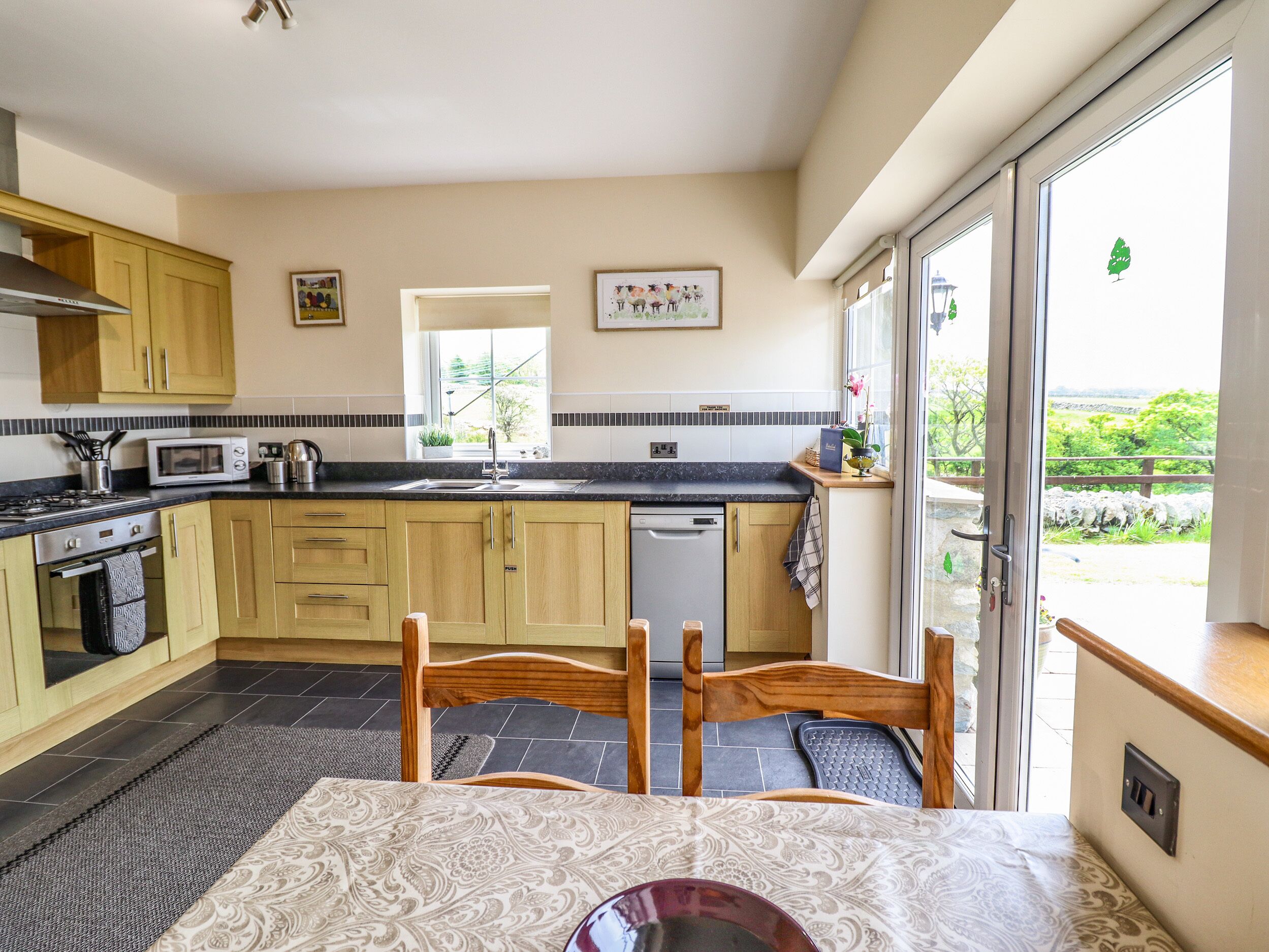 Refrigerador, lavavajillas, tetera/pava eléctrica, tostadora