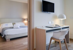 Minibar, caja de seguridad en la habitación, escritorio y cunas 