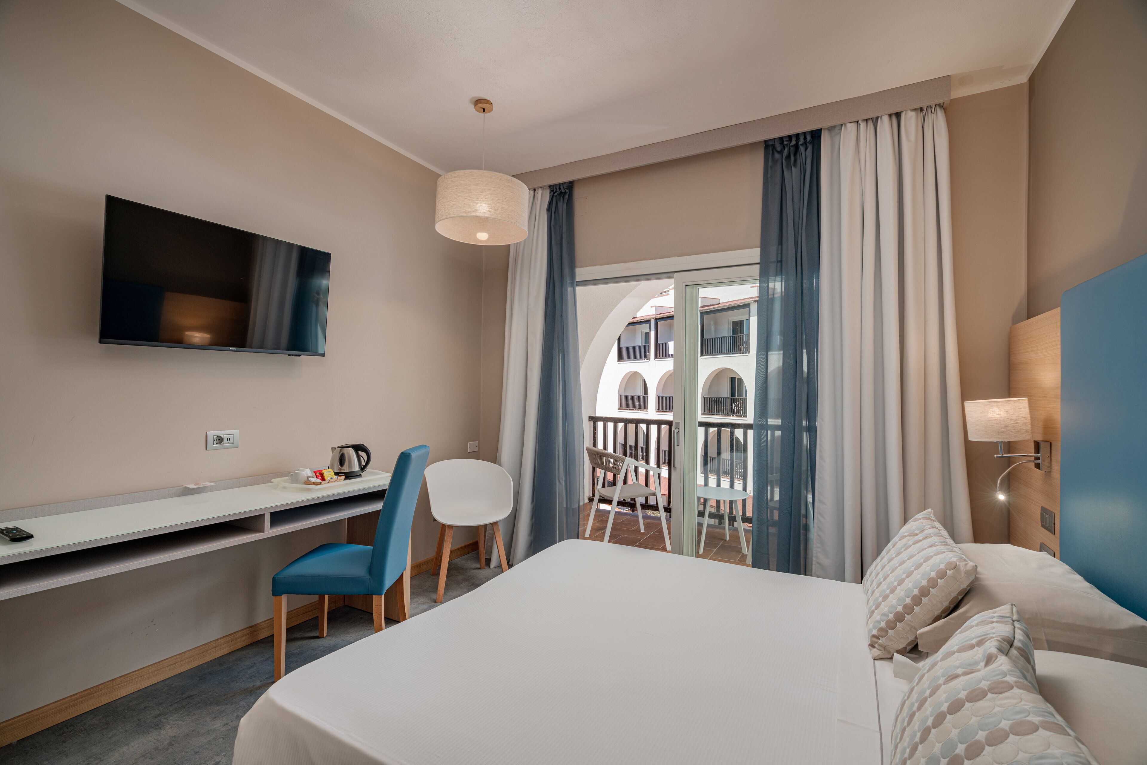 Minibar, caja de seguridad en la habitación, escritorio y cunas 