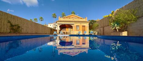 Una piscina al aire libre