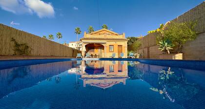 Chalet with swimming pool and barbecue