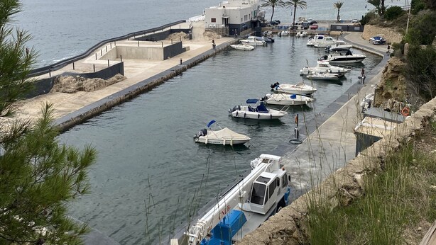 A marina with boats docked, a rocky coastline, and a mountain in the background. - Holiday Villa Moraira with private heated pool in walking distance to beaches (Moraira)