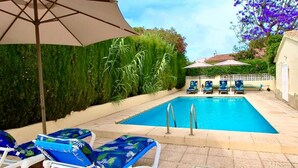 A rectangular swimming pool with lounge chairs and umbrellas. - Holiday Villa Moraira with private heated pool in walking distance to beaches (Moraira)