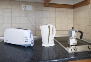 Réfrigérateur, micro-ondes, plaque de cuisson, cafetière/bouilloire