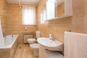 وحدات دش مع أحواض استحمام، مراحيض شطف