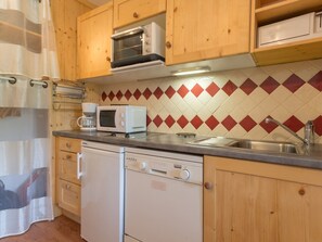 Jääkaappi, mikroaaltouuni, uuni, astianpesukone