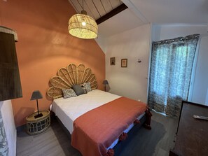 4 bedrooms, desk, iron/ironing board, travel cot
