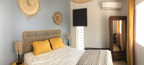 4 bedrooms, desk, iron/ironing board, travel crib - Villa JOLIE CREOLE, direct access to the beach (Saint Paul)
