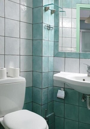 Amenidades de baño gratuitas, secadora de cabello, toallas 
