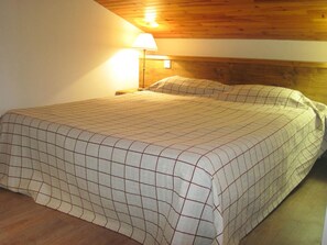 Room - Renovated Duplex Studio · Near Slopes and Shops · Balcony (La Plagne Montchavin Les Coches)
