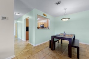 Condo, 3 quartos | Opções para refeição no quarto