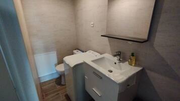 Een douche, een haardroger, handdoeken, toiletpapier