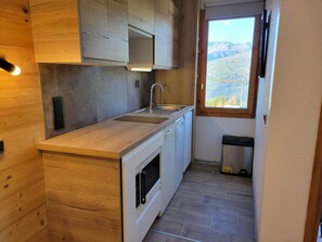 Coffee/tea maker, fridge, microwave, oven