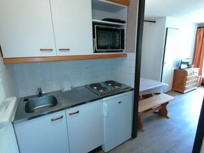 Fridge, microwave, oven, electric kettle - Functional apartment, direct slope access, sleeps 4 (La Plagne Montalbert)