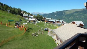 Une station de ski dotée de chalets, d’un télésiège et offrant une vue imprenable sur les montagnes.