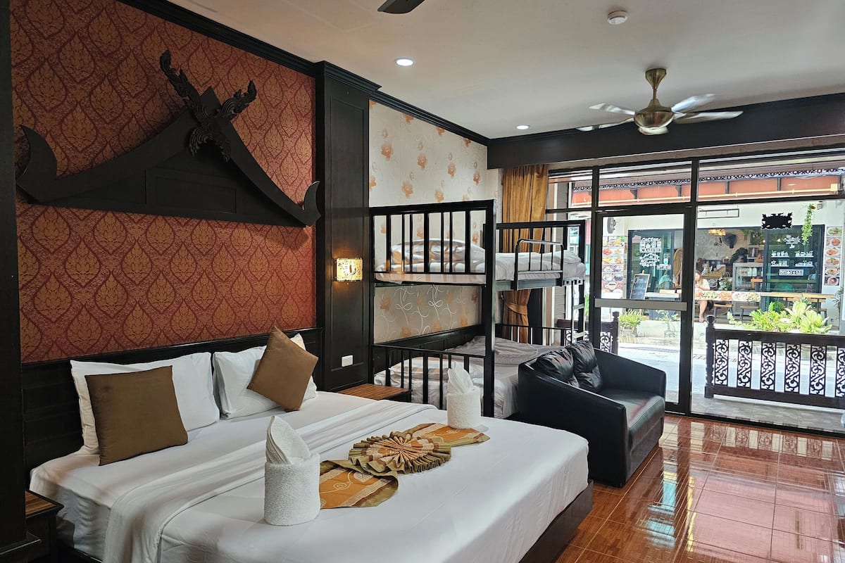 Grand Suite | 1 bedroom, in-room safe, desk, blackout drapes
