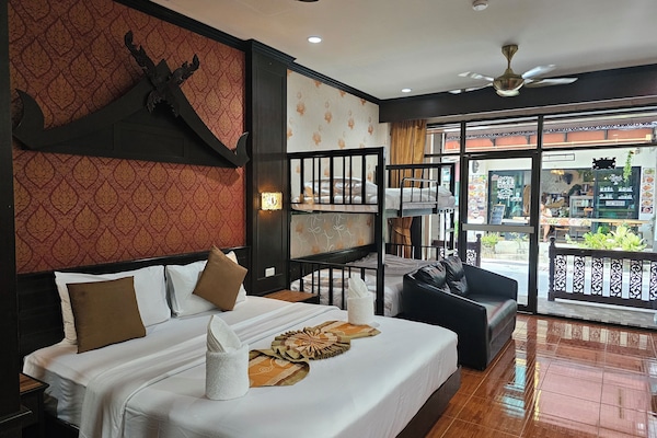 Suite Grand | Brankas, meja kerja, tirai kedap cahaya, dan seprai linen