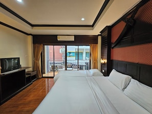 Kamar Triple Superior | Brankas, meja kerja, tirai kedap cahaya, dan seprai linen