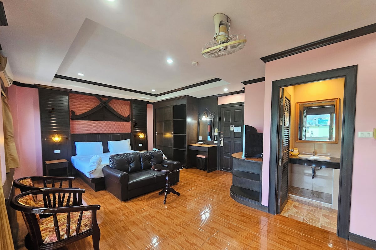 Premier Double Room | 1 bedroom, in-room safe, desk, blackout drapes