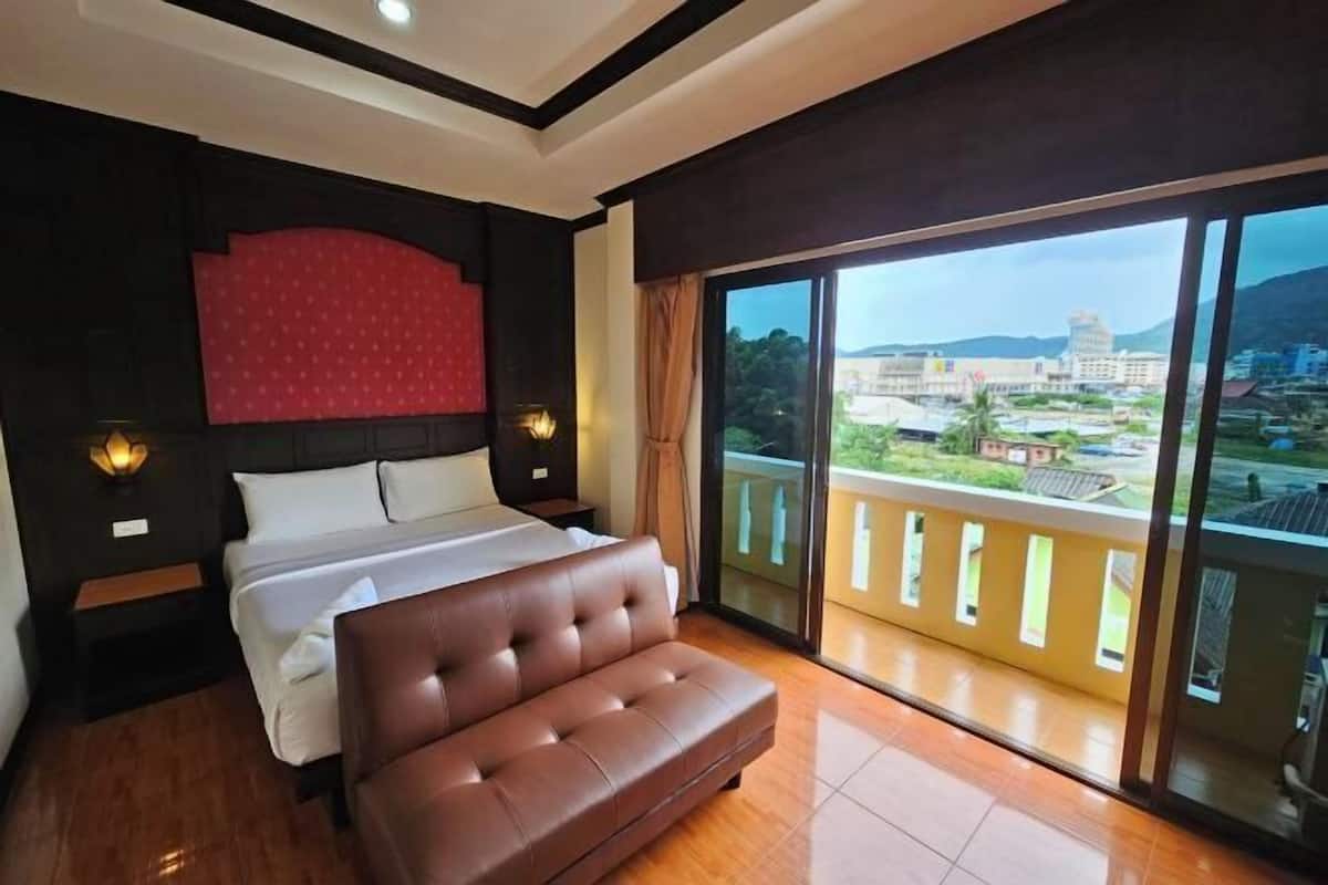 1 bedroom, in-room safe, desk, blackout curtains