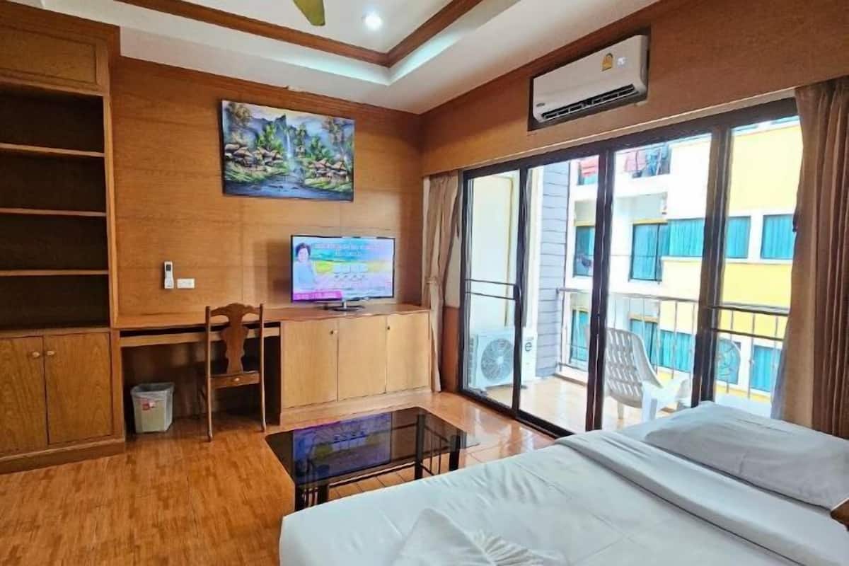 1 bedroom, in-room safe, desk, blackout curtains