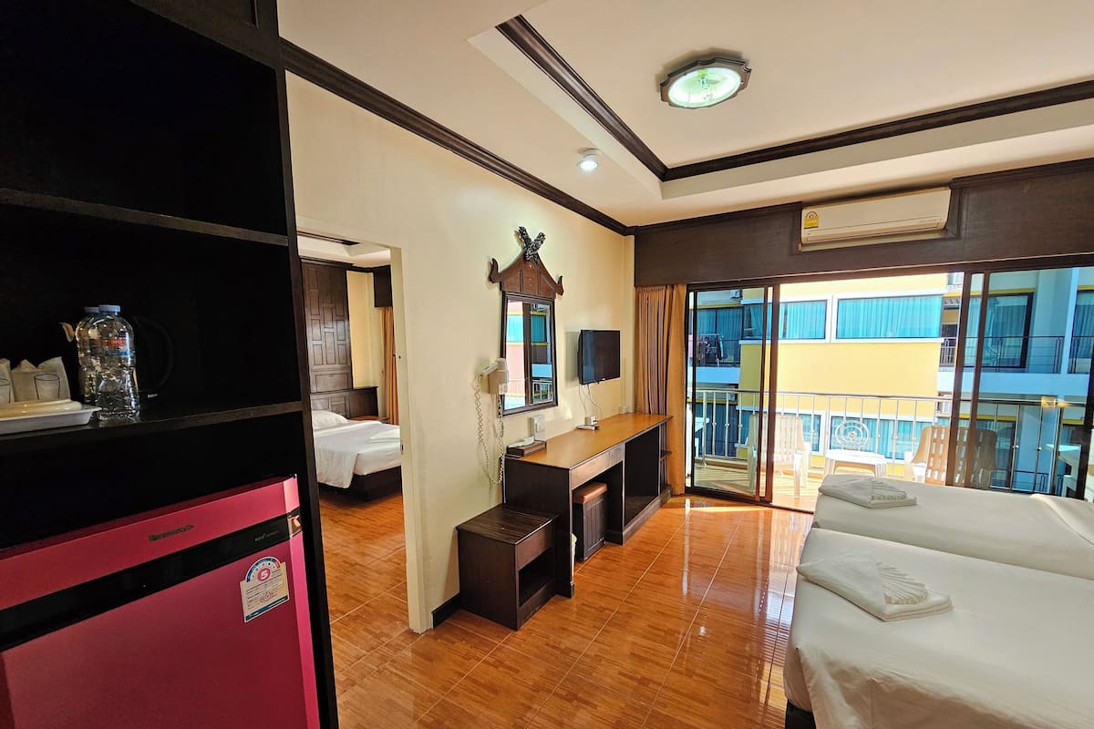 Superior Connecting Room with Balcony | セーフティボックス (室内)、デスク、遮光カーテン、ベッドシーツ