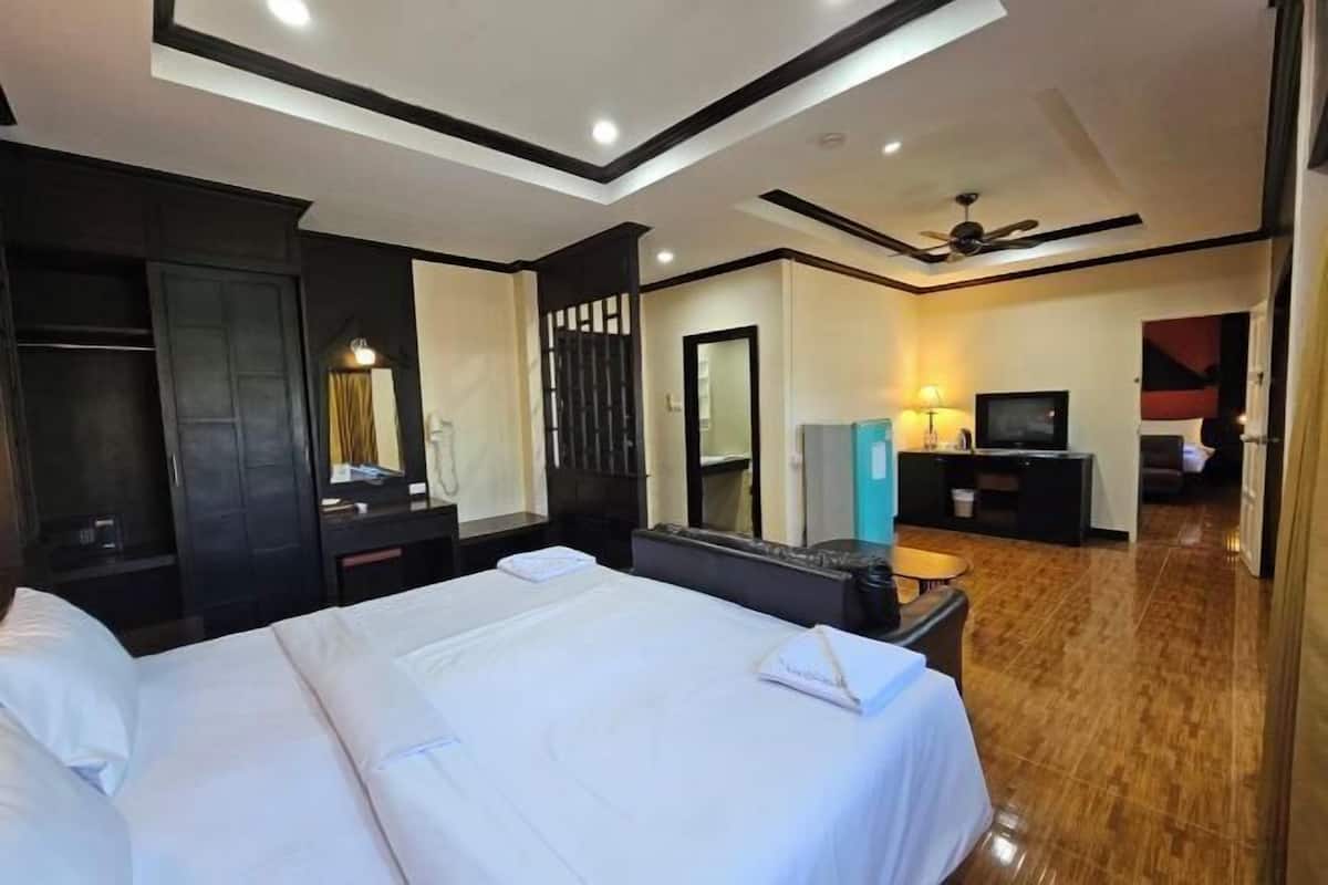 1 bedroom, in-room safe, desk, blackout curtains