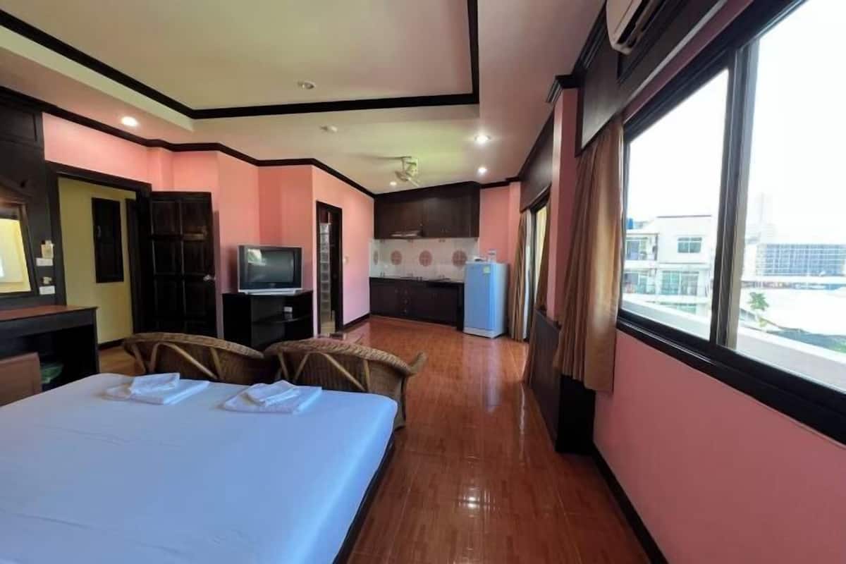 1 quarto, cofres nos quartos, escrivaninha, cortinas blackout