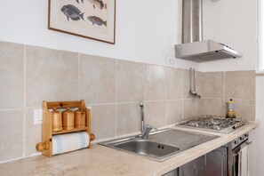 冷蔵庫、オーブン、コンロ、調理器具と食器