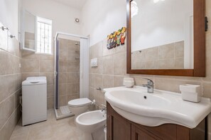 Shower, hair dryer, bidet, towels