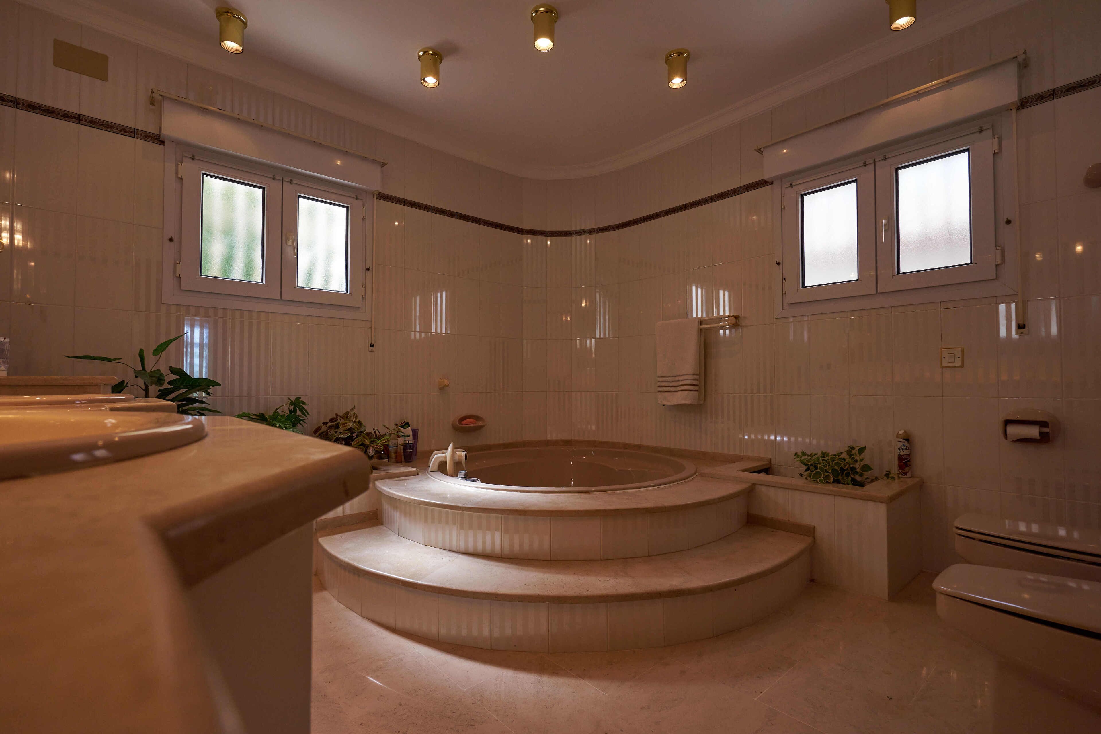 Shower, jetted bath, bidet, towels