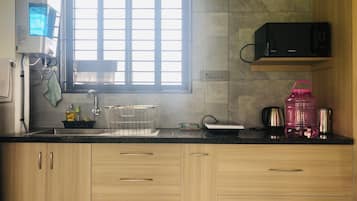 Microwave, stovetop, electric kettle, cookware/dishes/utensils