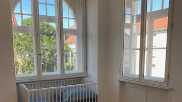 2 habitaciones, escritorio y tabla de planchar con plancha