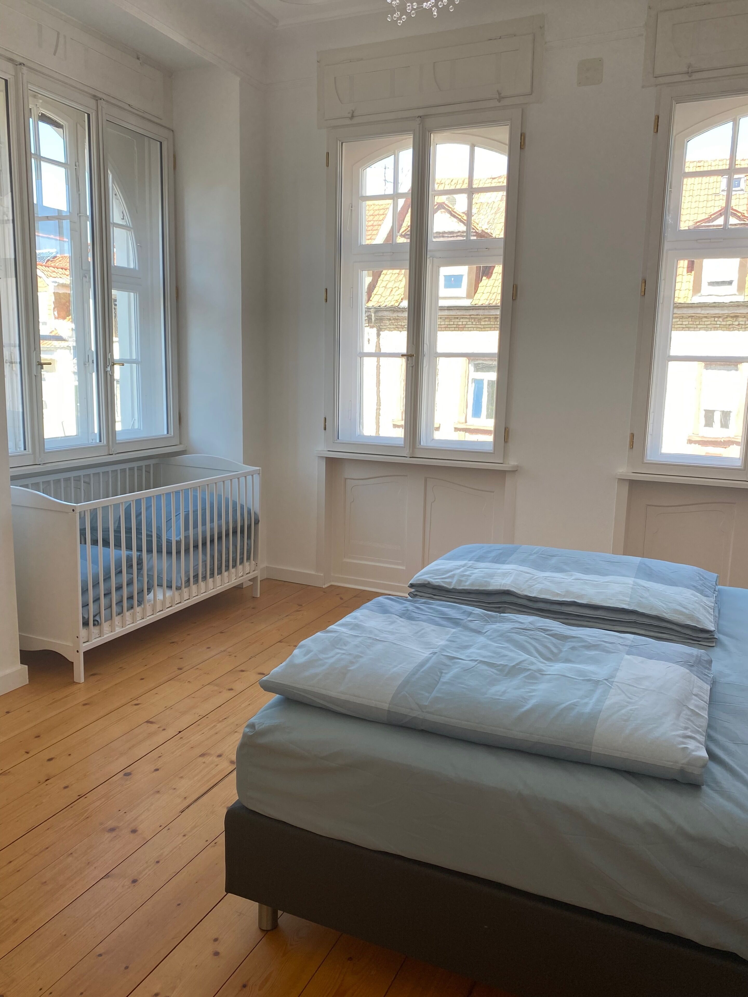 2 camere, una scrivania, ferro/asse da stiro, culla da viaggio