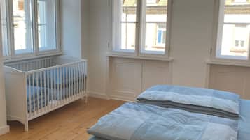 2 camere, una scrivania, ferro/asse da stiro, culla da viaggio