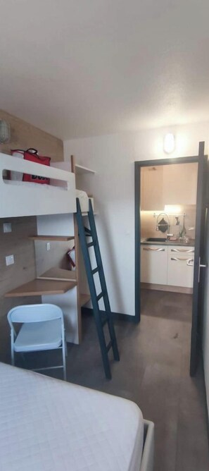 1 slaapkamer, een bureau