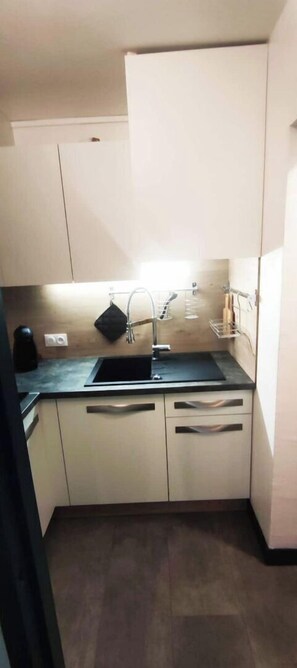 Een koelkast, een microgolfoven, een oven, een kookplaat