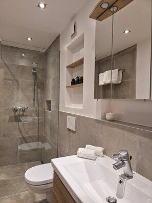 Een douche, een haardroger, handdoeken, zeep