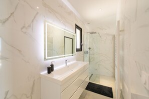 Baignoire, sĂšche-cheveux, serviettes fournies, papier toilette