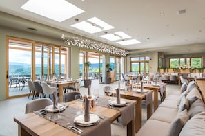 Bao gồm bữa sáng buffet hàng ngày