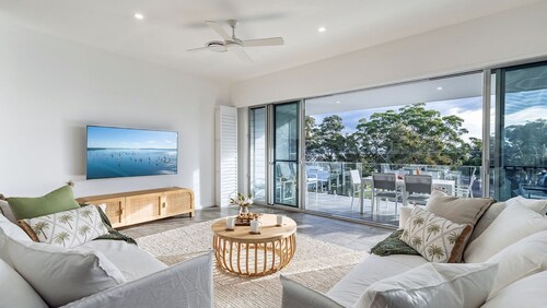 Sunset Jewel - 7a Cromarty Road, Soldiers Point - Ocean Views, Linen, AIR CON & Wi-Fi
