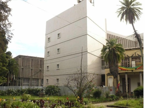Wide space L-shape, near mahlet building