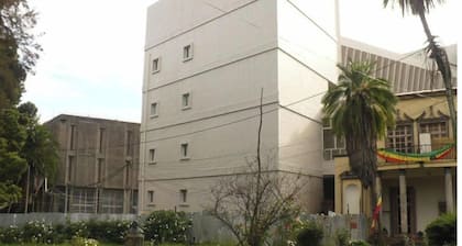 Wide space L-shape, near mahlet building