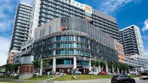 A modern hotel with a curved facade, multiple floors, and a prominent entrance. - Centrestage Petaling Jaya- Perfect Host (Petaling Jaya)
