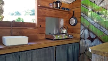 Stovetop, electric kettle, cookware/dishes/utensils
