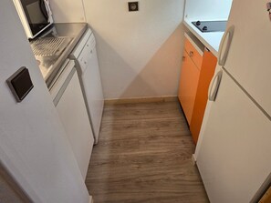 Kylskåp, mikrovågsugn, ugn och diskmaskin