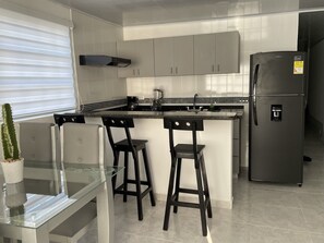 Lava-louças, cafeteira/chaleira, torradeira, liquidificador