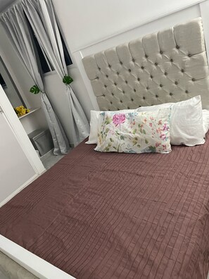 3 quartos, escrivaninha, ferros/tábuas de passar roupa