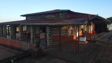 Fachada da propriedade à noite